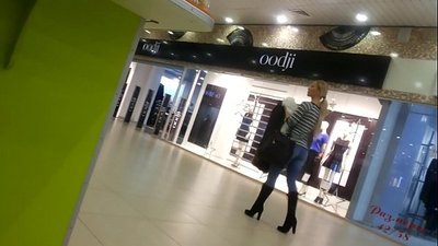 Классная телочка в супермаркете